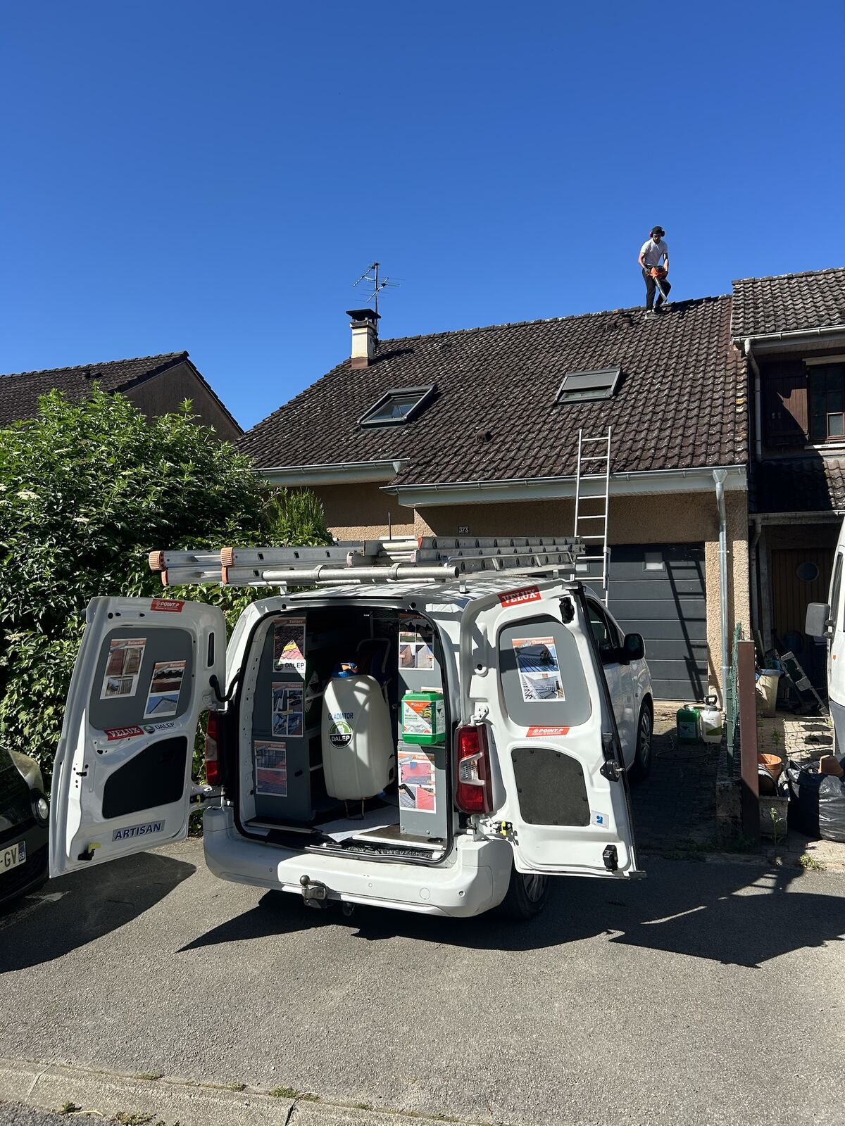 Camion artisan Maison DS Couverture et Rénovation sur un chantier