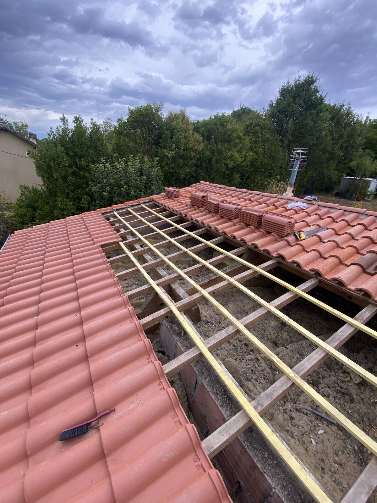 Pose de tuiles sur une toiture à Seysses