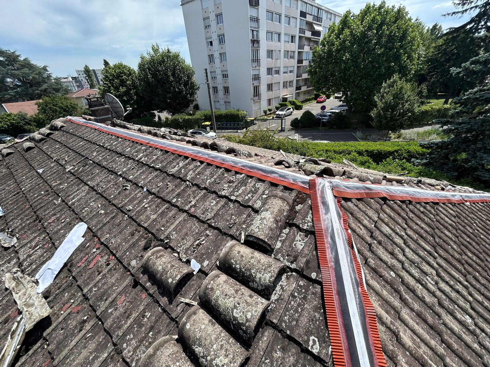 Toiture usée avec mousse et tuiles fissurées avant rénovation
