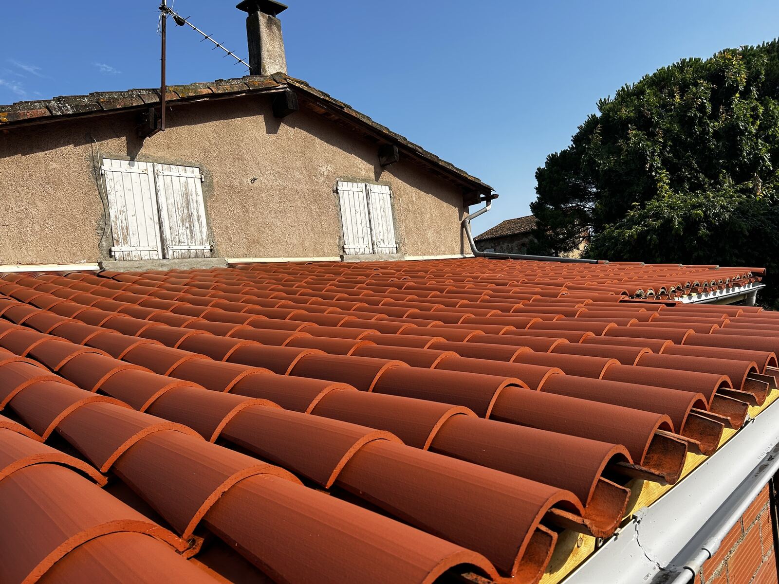 Toiture en tuiles rénovée par Maison DS Couverture à Seysses